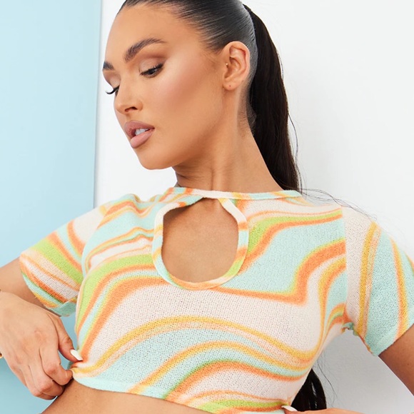 Swirl Keyhole Crop Top - Picture 2 of 4